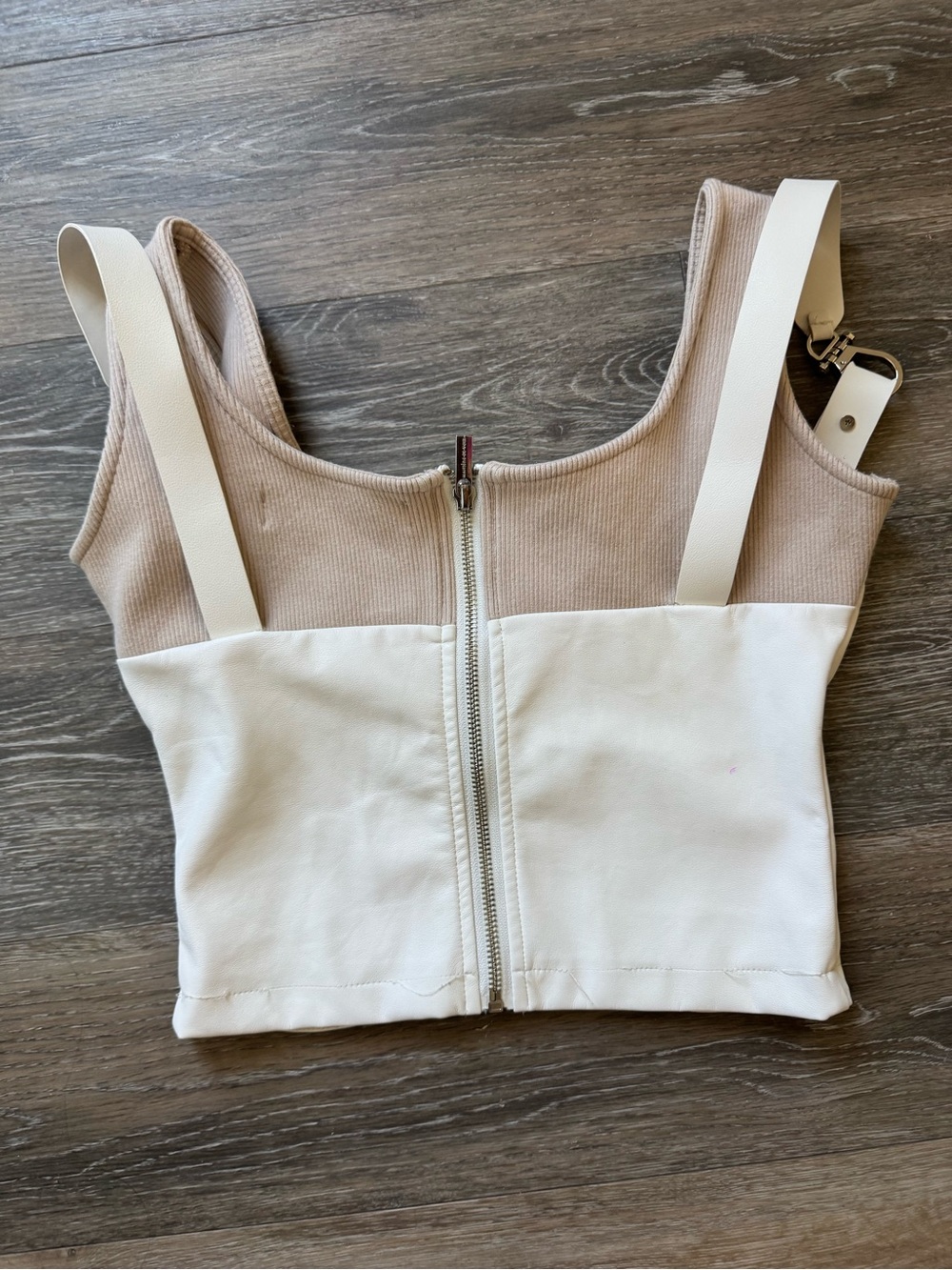 MANIERE DE VOIR Beige & White Zip-Front Sculpted Crop Tank - Picture 4 of 8